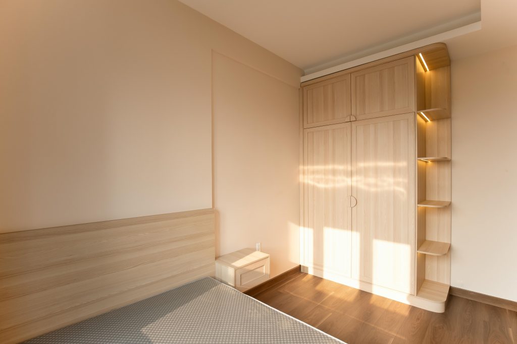 how to make a small room look bigger